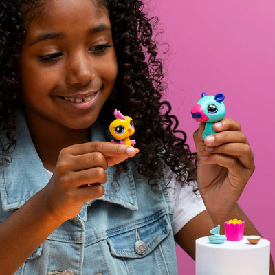 Çocuk, Littlest Pet Shop Minişler 2’li Figür Seti S2 Kapibara ve Kuş figürleriyle oynuyor.