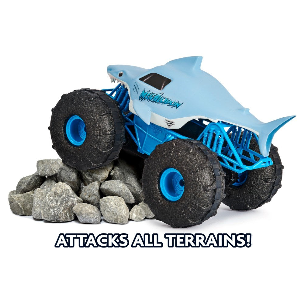 Monster Jam Megalodon Storm Uzaktan Kumandalı Araba, taşların üstünde hareket eden gerçek canavar araca sahip!