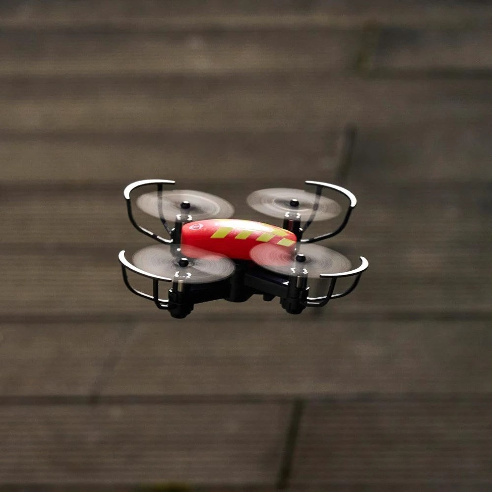 Dickie RC Fire Drone Uzaktan Kumandalı İtfaiye Drone havada uçarken, kırmızı ve siyah tasarımıyla dikkat çekiyor.