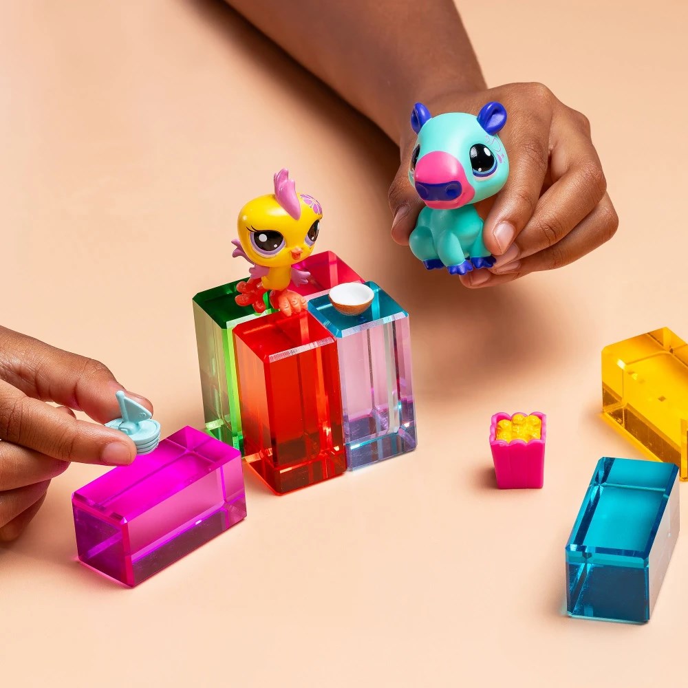 Littlest Pet Shop Minişler 2’li Figür Seti S2 Kapibara ve Kuş ile oyun oynayan çocuk elleri.