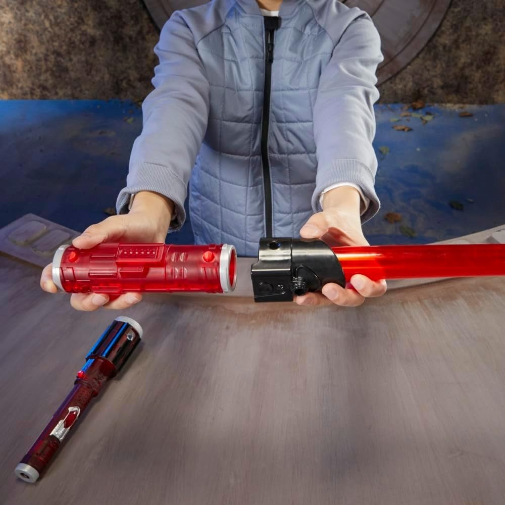 Star Wars Elektronik Darth Vader Işın Kılıcı, ışın kılıcının montajı sırasında gösterilen detaylar.