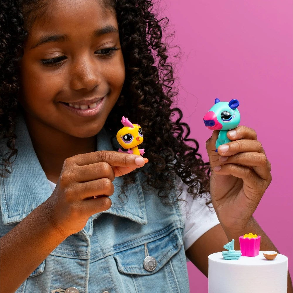 Çocuk, Littlest Pet Shop Minişler 2’li Figür Seti S2 Kapibara ve Kuş figürleriyle oynuyor.