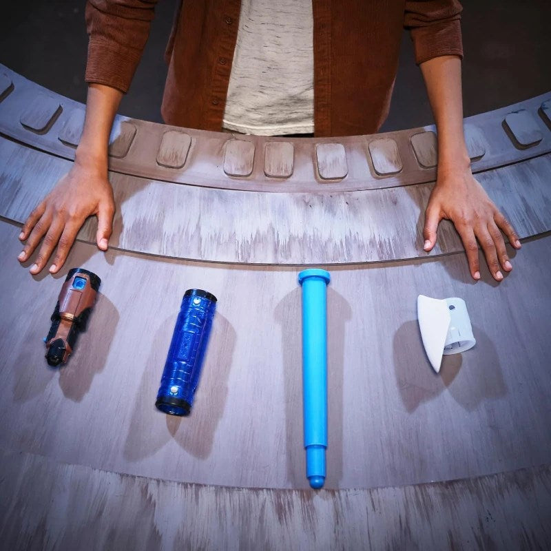 Star Wars Power The Force Işın Kılıcı Obi-Wan Kenobi bir masanın üzerinde sergilenen aksesuarlar.