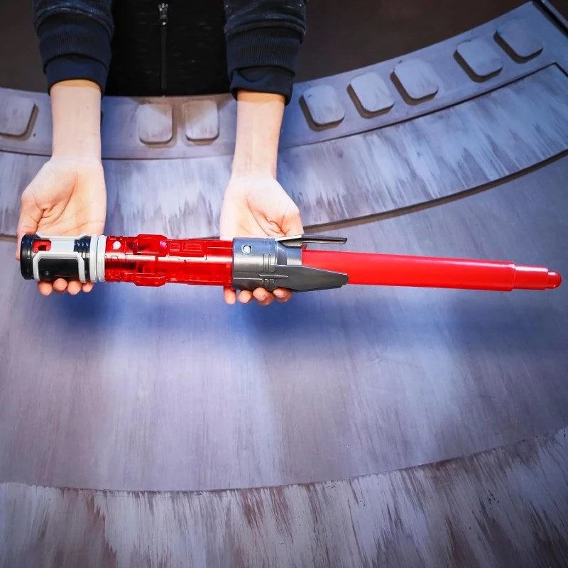 Star Wars Power The Force Işın Kılıcı Darth Maul, çift taraflı kırmızı bıçak ve parçalı tasarımıyla.