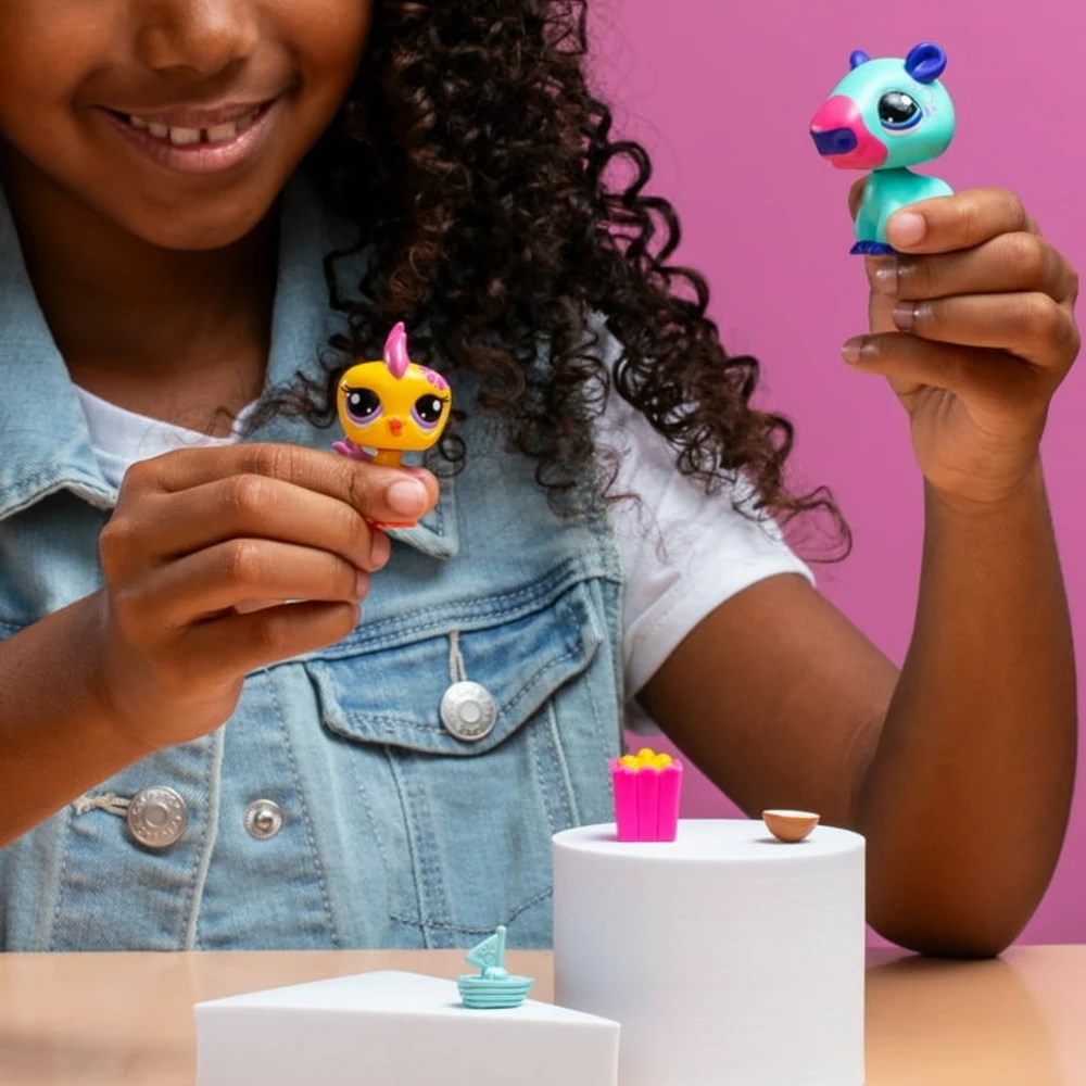 Littlest Pet Shop Minişler 2’li Figür Seti S2 Kapibara ve Kuş ile oynayan çocuk.