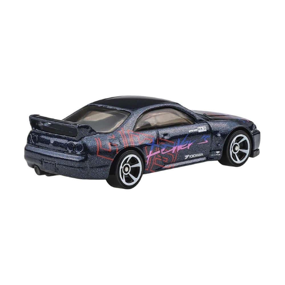 Hot Wheels Tekli Arabalar HYY04 Nissan Skyline GT-R BCNR33 diecast modelin arka görünümü.