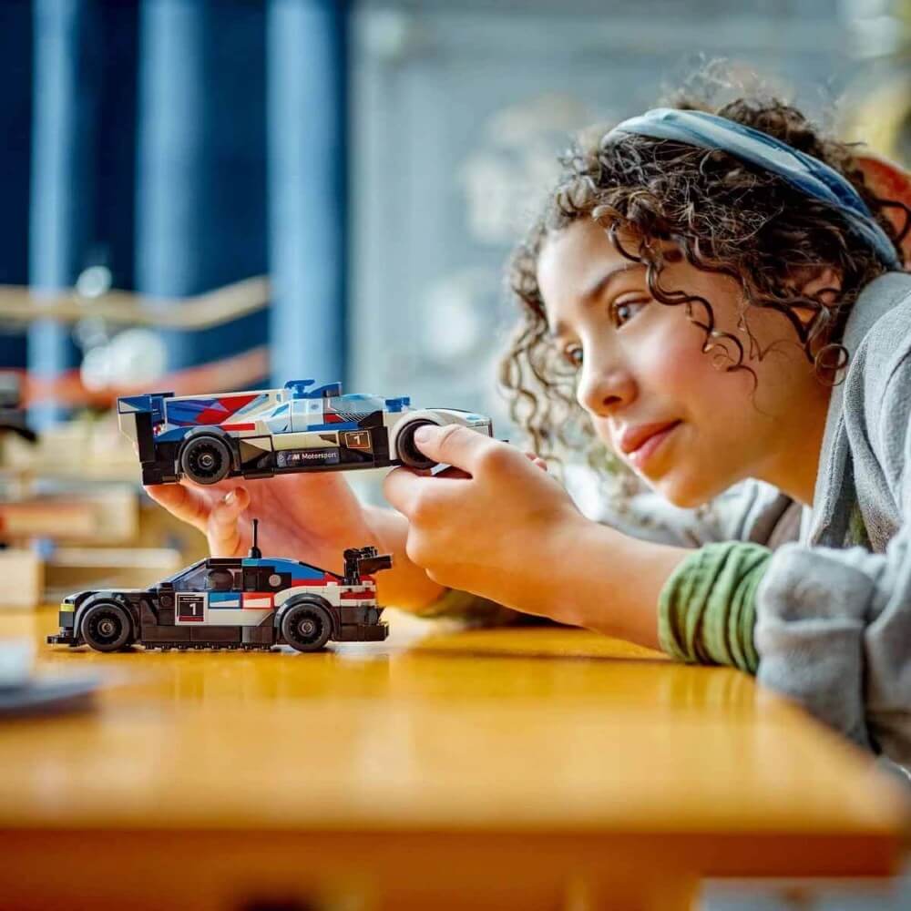 Child playing with LEGO Speed Champions BMW M4 GT3 & BMW M Hybrid V8 76922  Bir masada yarışan arabalar.