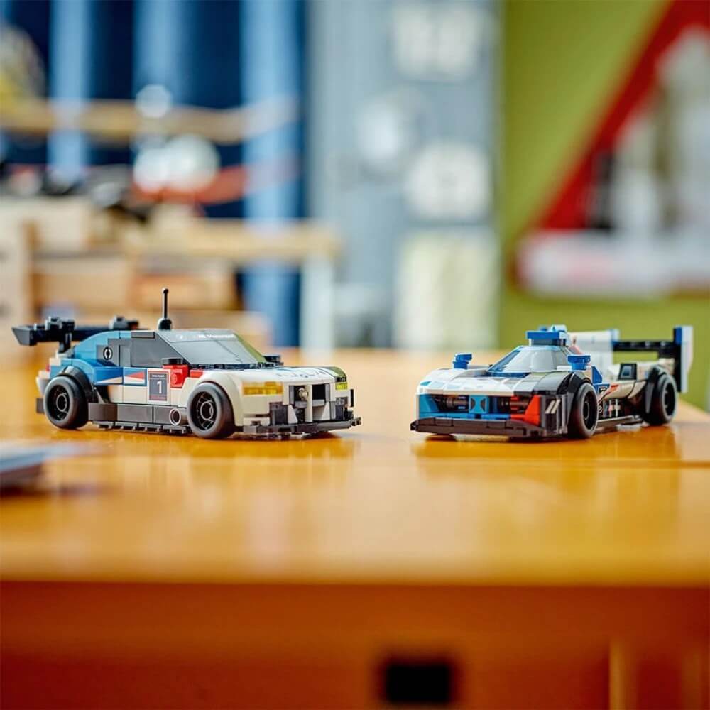 LEGO Speed Champions BMW M4 GT3 & BMW M Hybrid V8 76922 bir masanın üzerinde iki BMW yarış arabası