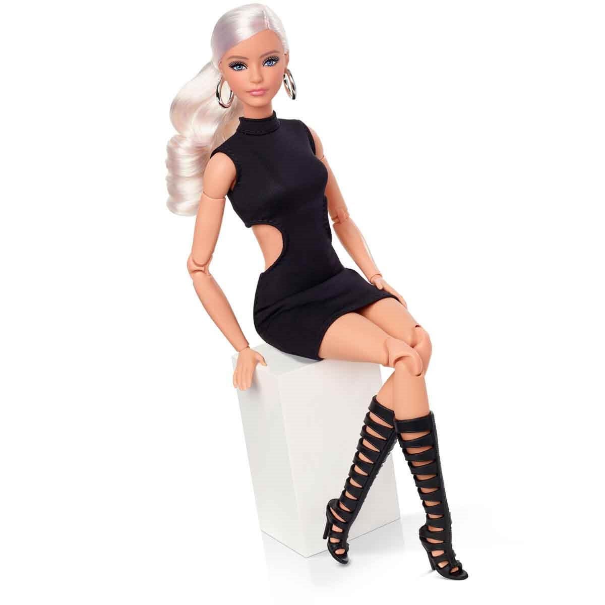 Barbie Basics İkonik Koleksiyon Bebeği Model 02 Küçük Siyah Elbise Temalı, Değiştirilebilir Kafalı ve Hareketli Eklemli Koleksiyon Bebeği - Roket Oyuncak