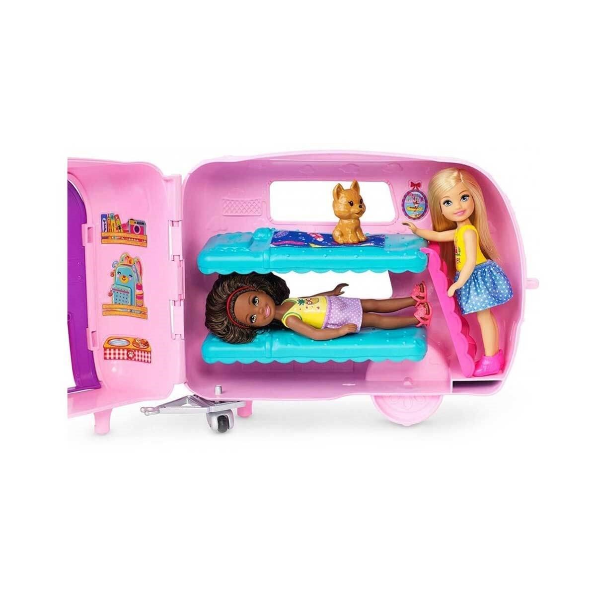 Barbie Chelsea’nin Karavanı 2'si 1 Arada Ayrılabilir Arabalı, 10+ Aksesuarlı ve Köpek Figürlü Kamp Oyun Seti - Roket Oyuncak