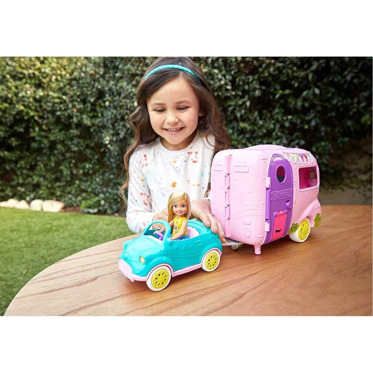 Barbie Chelsea’nin Karavanı 2'si 1 Arada Ayrılabilir Arabalı, 10+ Aksesuarlı ve Köpek Figürlü Kamp Oyun Seti - Roket Oyuncak