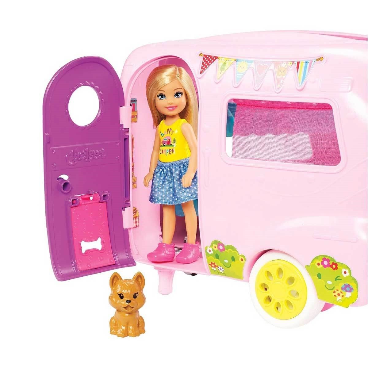 Barbie Chelsea’nin Karavanı 2'si 1 Arada Ayrılabilir Arabalı, 10+ Aksesuarlı ve Köpek Figürlü Kamp Oyun Seti - Roket Oyuncak