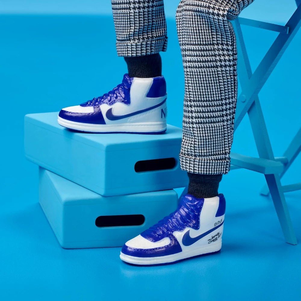 Barbie Signature LeBron James Kenbassadors Koleksiyon Bebek 23 Numara Ceketli, Aksesuarlı ve 33 cm Boyutunda Premium Figür - Roket Oyuncak
