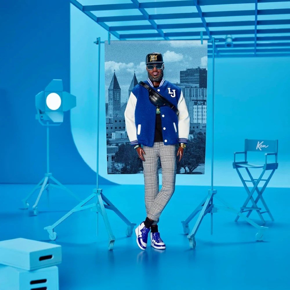 Barbie Signature LeBron James Kenbassadors Koleksiyon Bebek 23 Numara Ceketli, Aksesuarlı ve 33 cm Boyutunda Premium Figür - Roket Oyuncak