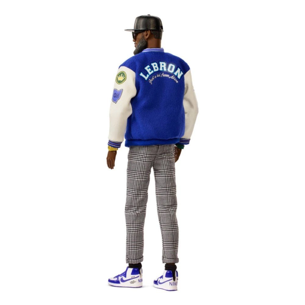 Barbie Signature LeBron James Kenbassadors Koleksiyon Bebek 23 Numara Ceketli, Aksesuarlı ve 33 cm Boyutunda Premium Figür - Roket Oyuncak
