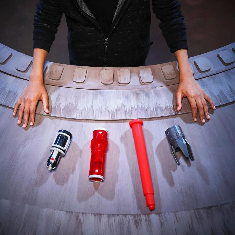 Star Wars Power The Force Işın Kılıcı Darth Maul, kılıç bıçağı ve diğer ışın kılıcı aksesuarlarıyla birlikte.