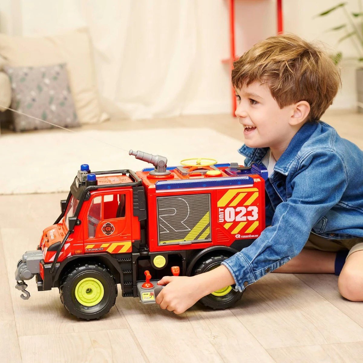 Dickie Mercedes Unimog U530 İtfaiye Kamyonu 50 cm Gerçek Su Püskürten, Pille Çalışan Vinçli, Drone Fırlatıcılı Sesli Işıklı Dev İtfaiye Aracı - Roket Oyuncak