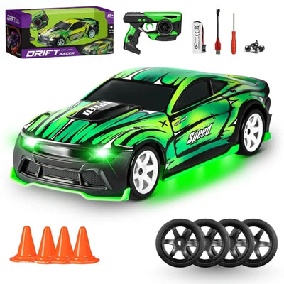 Drift Racer 4WD 12 Km/s Hız, 4 Tekerlekten Çekiş Sistemi, Işıklı Tasarım ve Özel Drift Parkur Konili Uzaktan Kumandalı Yarış Arabası (Yeşil) - Roket Oyuncak