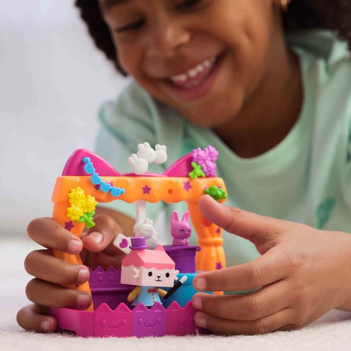 Gabby's Dollhouse Balkon Oyun Seti Baby Box Cat'S Talent - Roket Oyuncak