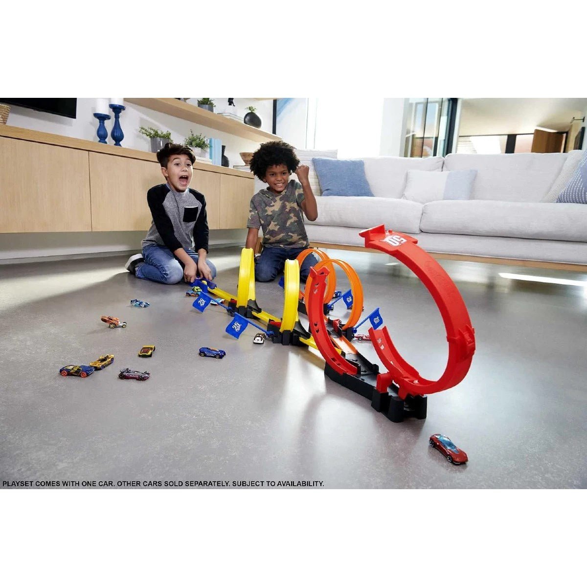 Hot Wheels Çok Çemberli Yarış Oyun Seti 5 Kesintisiz Çemberli, 63 cm Uzayabilir Pistli ve Otomatik Puan Bayraklı Akrobasi Seti - Roket Oyuncak