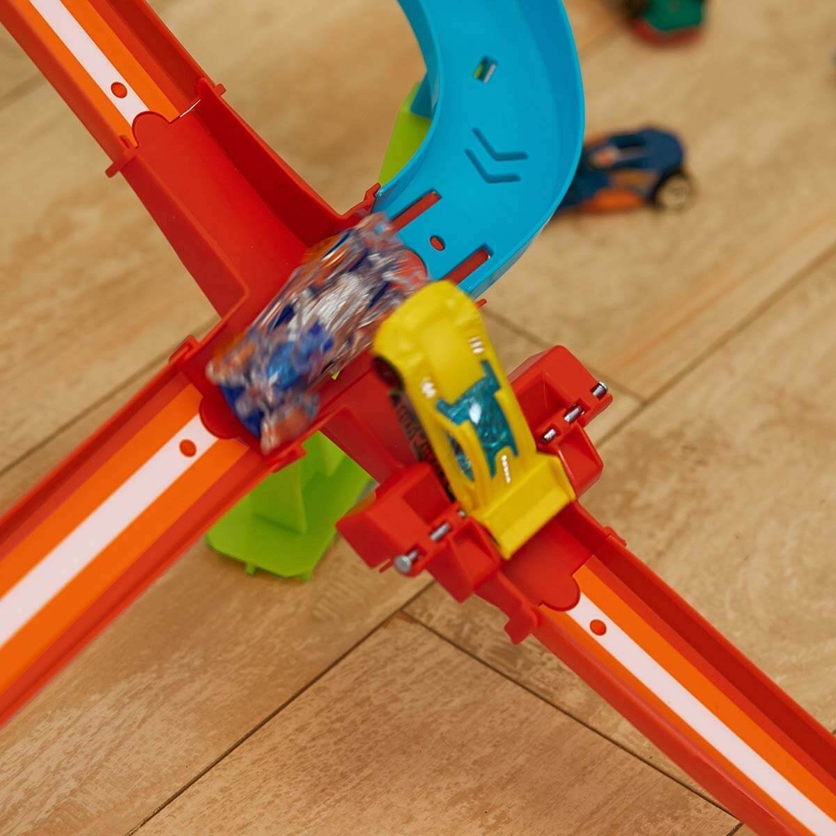 Hot Wheels Neon Yarışlar Çoklu Yarış Heyecanı Pisti HPC07 - Roket Oyuncak