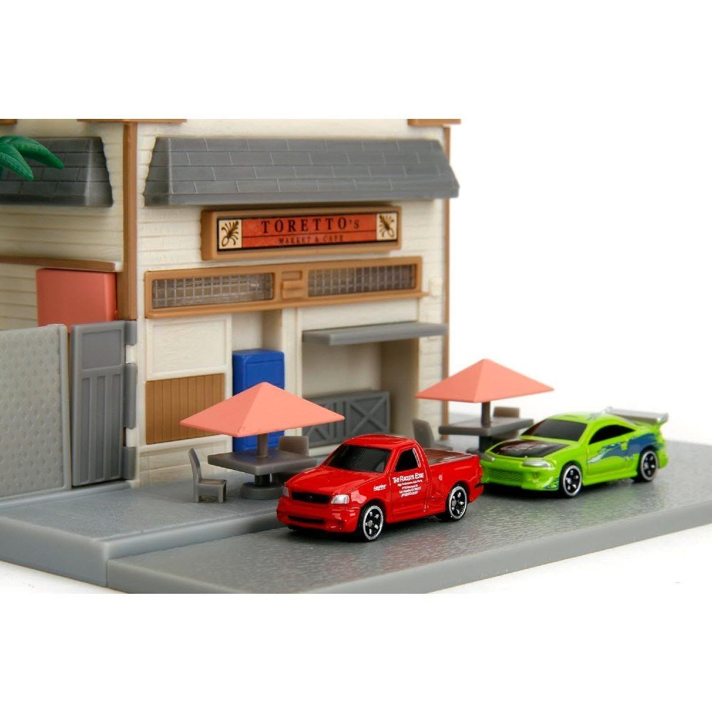 Jada Fast & Furious Nano Toretto's Cafe Diorama Seti Yeşil Mitsubishi Eclipse ve Kırmızı Ford F-150 Metal Araçlı Hızlı ve Öfkeli Kafesi - Roket Oyuncak