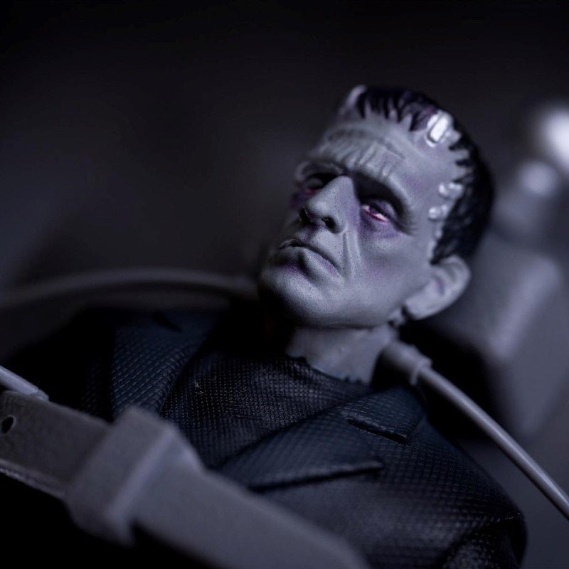 Jada Frankenstein Deluxe Next Level Figure Siyah - Beyaz Sınırlı Seri, Fonksiyonel Operasyon Masası ve Aksesuarlı 90. Yıl Özel Koleksiyon Seti - Roket Oyuncak