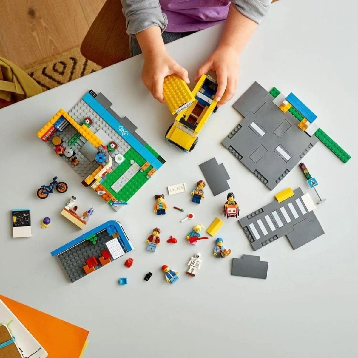 LEGO City Okul Günü 60329 - 6 Yaş ve Üzeri Çocuklar İçin 2 LEGO City Tv Karakteri İçeren Okul Oyuncağı Yapım Seti (433 Parça) - Roket Oyuncak