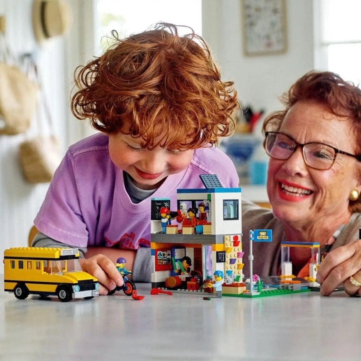 LEGO City Okul Günü 60329 - 6 Yaş ve Üzeri Çocuklar İçin 2 LEGO City Tv Karakteri İçeren Okul Oyuncağı Yapım Seti (433 Parça) - Roket Oyuncak
