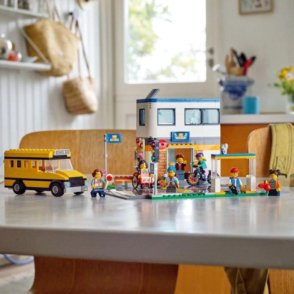 LEGO City Okul Günü 60329 - 6 Yaş ve Üzeri Çocuklar İçin 2 LEGO City Tv Karakteri İçeren Okul Oyuncağı Yapım Seti (433 Parça) - Roket Oyuncak