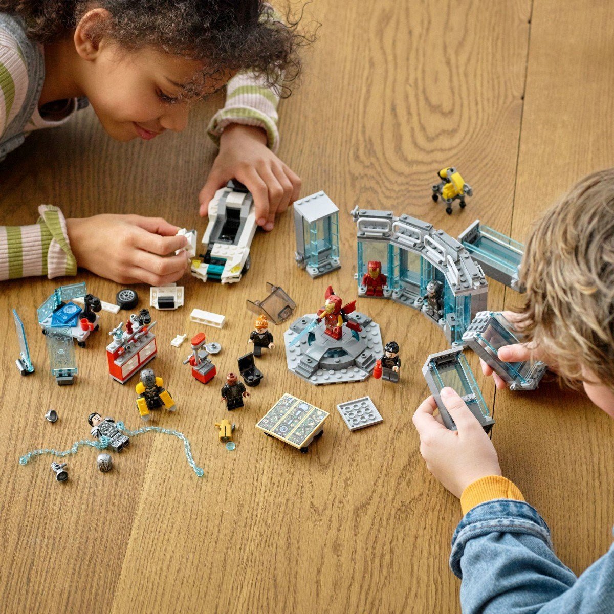 LEGO Marvel Iron Man Cephaneliği 76216 - 7 Yaş ve Üzeri Çocuklar için Zırhlar, Minifigürler ve Süper Kahraman Aksiyonu Oyuncak Yapım Seti (496 Parça) - Roket Oyuncak