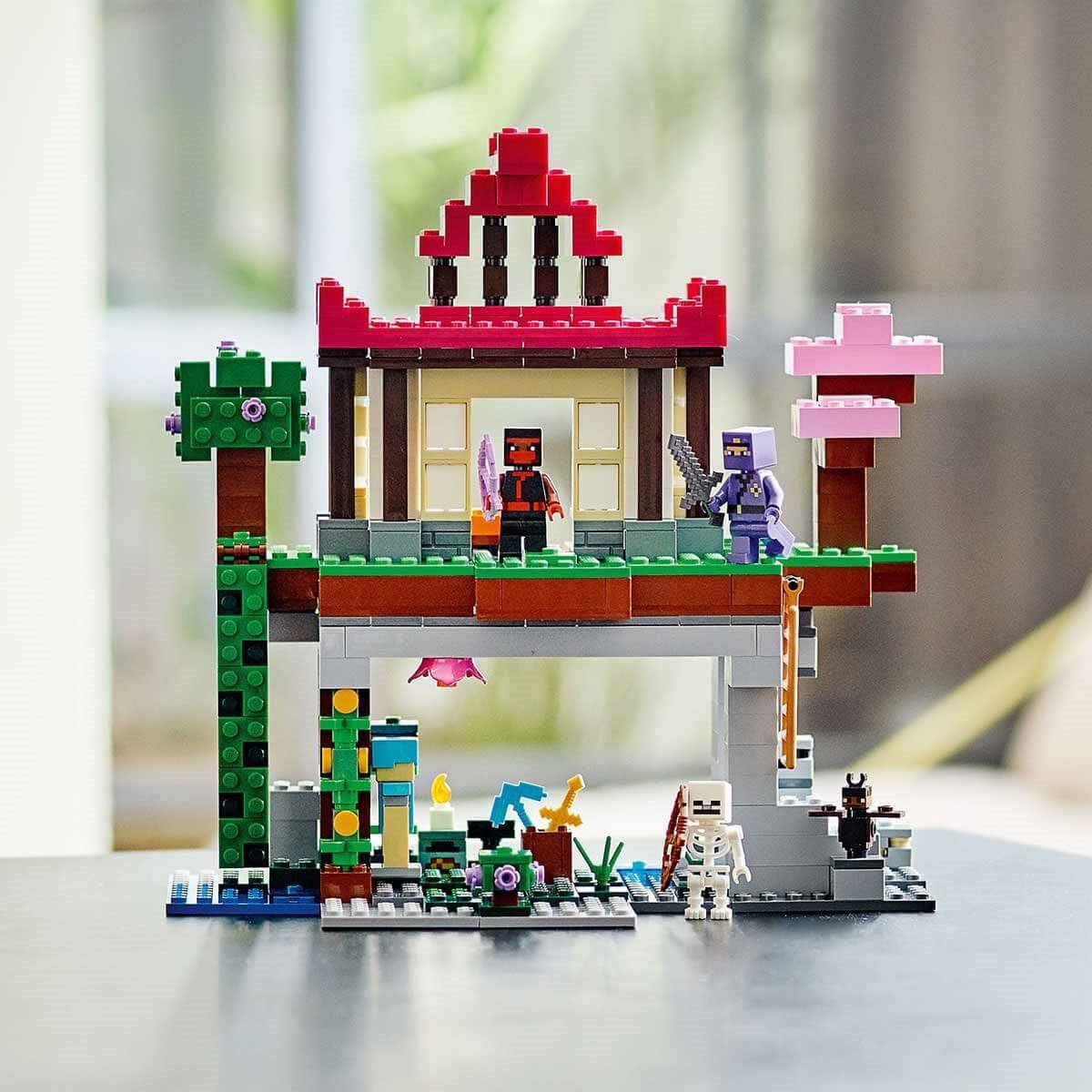 LEGO Minecraft Eğitim Alanı 21183 – Macera Oyunlarını Seven Çocuklar İçin Minecraft Evi Dojosu ve Mağara Oyuncağı İçeren Yapım Seti (537 Parça) - Roket Oyuncak
