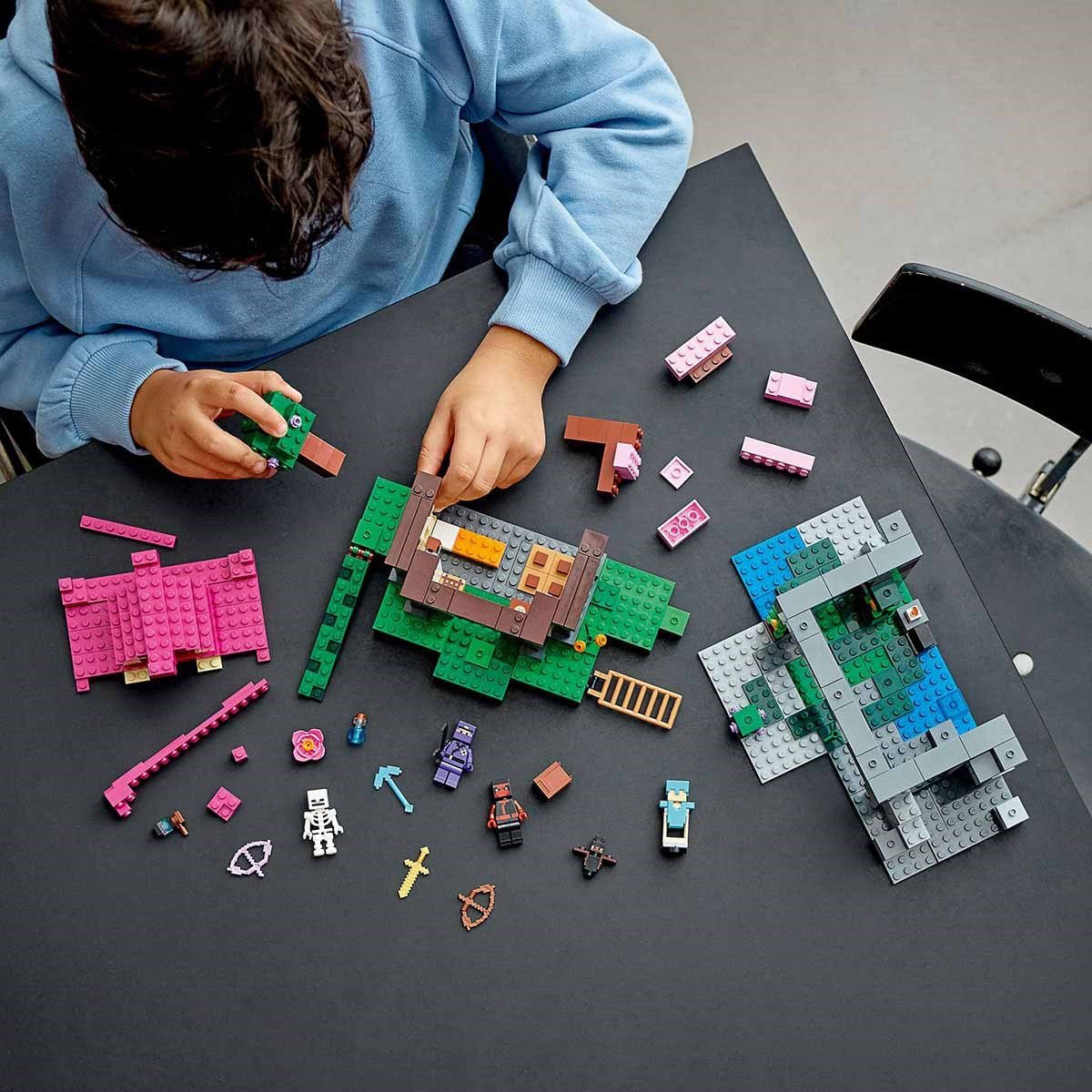 LEGO Minecraft Eğitim Alanı 21183 – Macera Oyunlarını Seven Çocuklar İçin Minecraft Evi Dojosu ve Mağara Oyuncağı İçeren Yapım Seti (537 Parça) - Roket Oyuncak