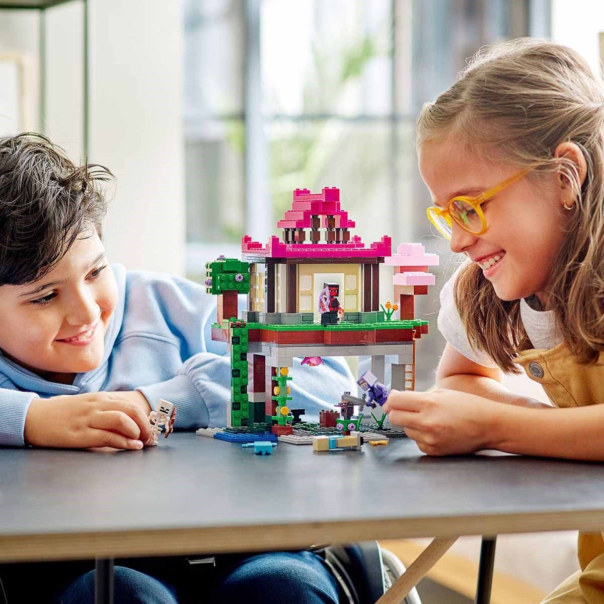 LEGO Minecraft Eğitim Alanı 21183 – Macera Oyunlarını Seven Çocuklar İçin Minecraft Evi Dojosu ve Mağara Oyuncağı İçeren Yapım Seti (537 Parça) - Roket Oyuncak
