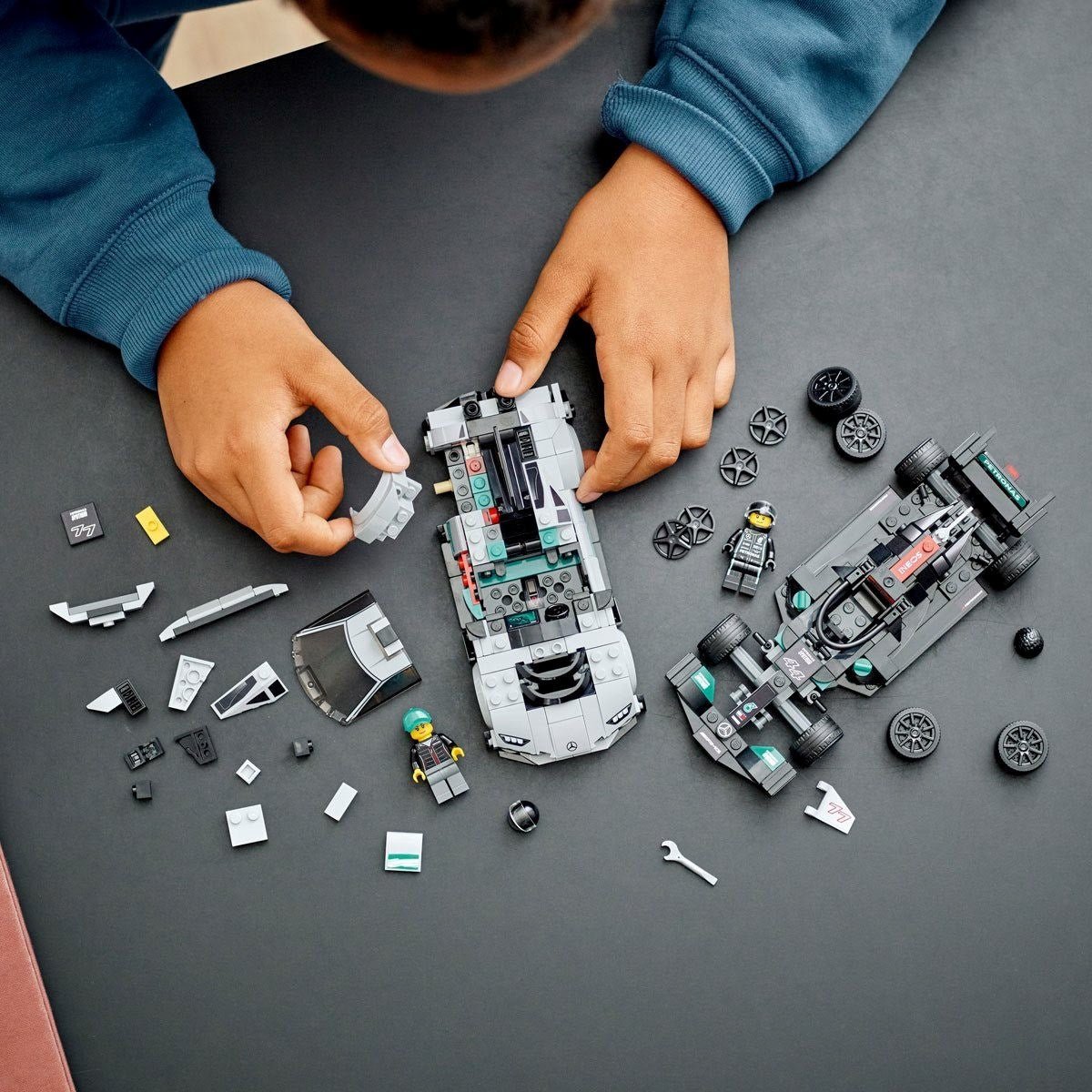 LEGO Speed Champions Mercedes - AMG F1 W12 E Performance ve Mercedes - AMG Project One 76909 - 9 Yaş ve Üzeri için Oyuncak Model Yapım Seti (564 Parça) - Roket Oyuncak