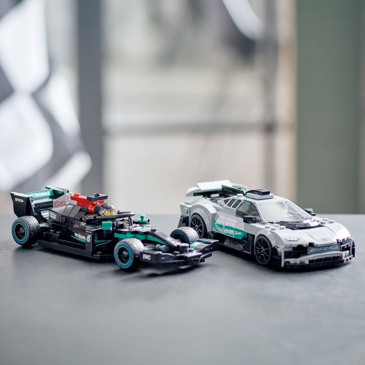 LEGO Speed Champions Mercedes - AMG F1 W12 E Performance ve Mercedes - AMG Project One 76909 - 9 Yaş ve Üzeri için Oyuncak Model Yapım Seti (564 Parça) - Roket Oyuncak