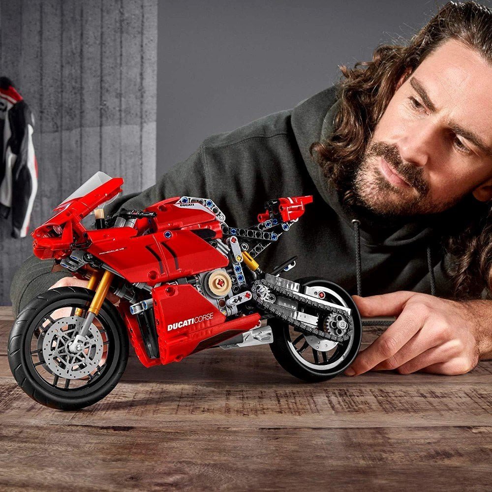 LEGO Technic Ducati Panigale V4 R 42107 - 10 Yaş ve Üzeri Yüksek Performanslı Oyuncak Seven Çocuklar için Koleksiyonluk Model Yapım Seti (646 Parça) - Roket Oyuncak