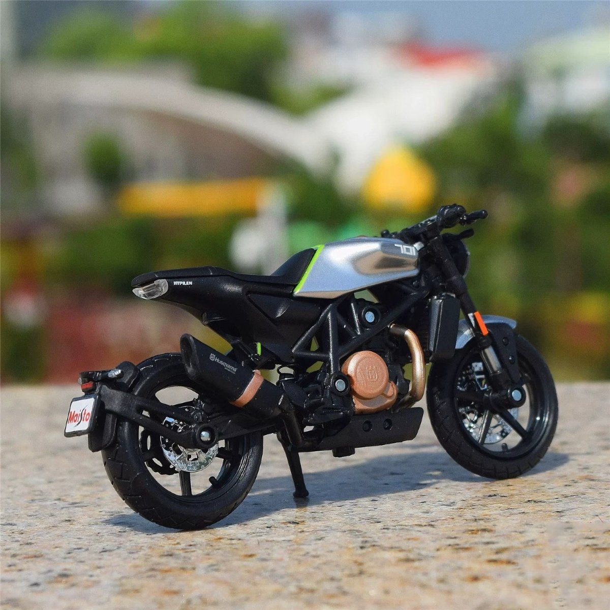 Maisto Special Edition Vitpilen 701 2018 1:18 Ölçekli, Die - Cast Motosiklet Metal Gövdeli, Detaylı İşçilik ve Sergileme Standlı Koleksiyonluk Model - Roket Oyuncak