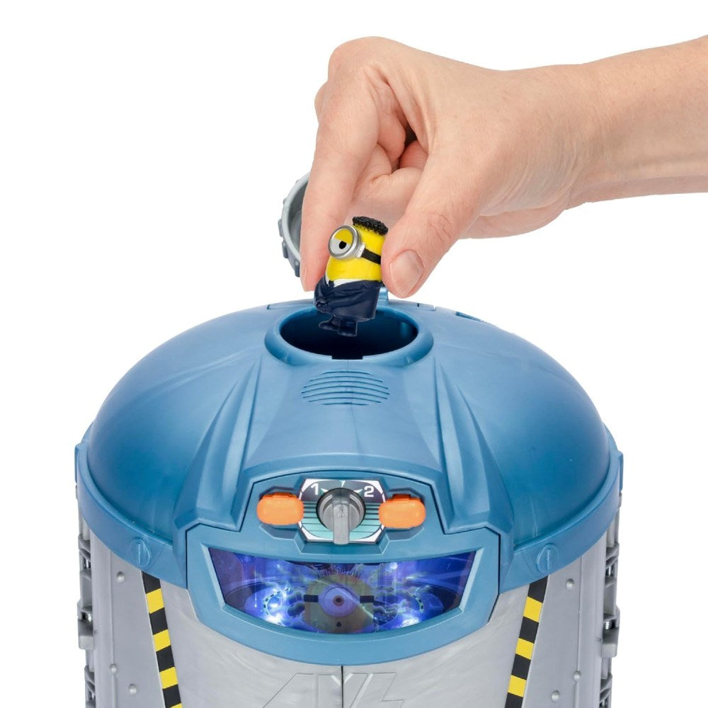 Minions Dönüşen Sürpriz Oyun Seti Sesli ve Işıklı, Mega Minion Jerry ile oyun oynamak.