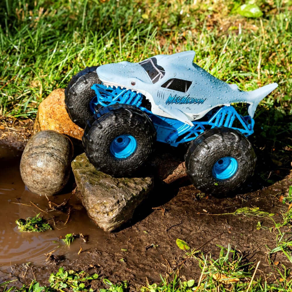 Monster Jam 1:15 Megalodon Storm Suda Gidebilen USB Şarjlı Uzaktan Kumandalı Araba 38 Cm - Roket Oyuncak