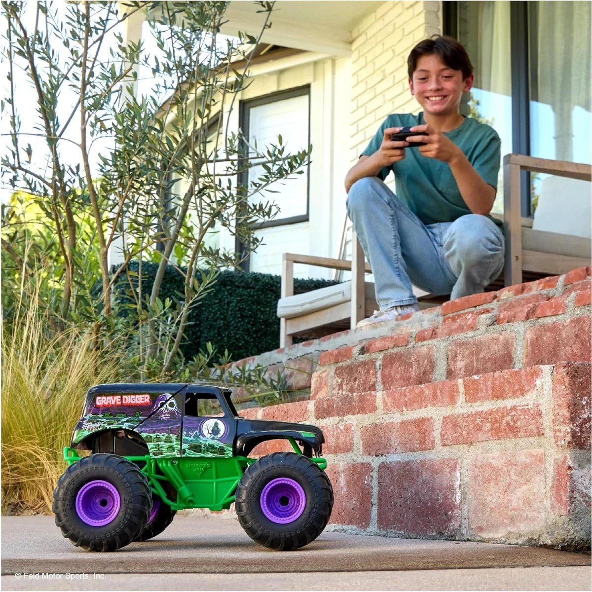 Monster Jam Smash 'n Bash Grave Digger Uzaktan Kumandalı Canavar Kamyon 1:15 Ölçekli, Çarpışmada Deforme Olan ve Otomatik Onarılan Şarjlı RC Kamyon - Roket Oyuncak