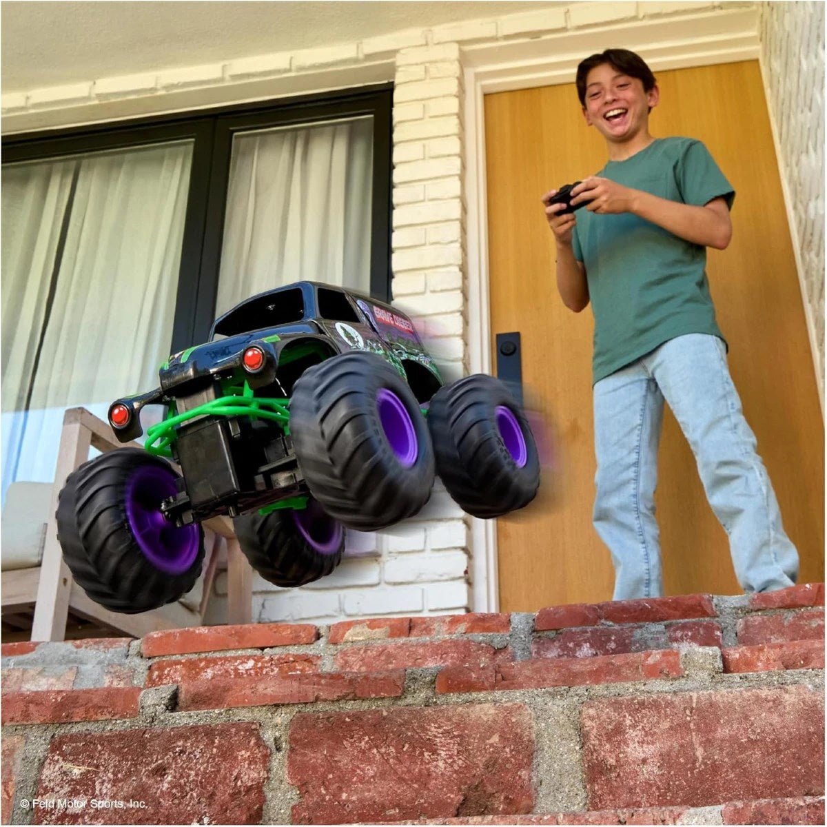 Monster Jam Smash 'n Bash Grave Digger Uzaktan Kumandalı Canavar Kamyon 1:15 Ölçekli, Çarpışmada Deforme Olan ve Otomatik Onarılan Şarjlı RC Kamyon - Roket Oyuncak