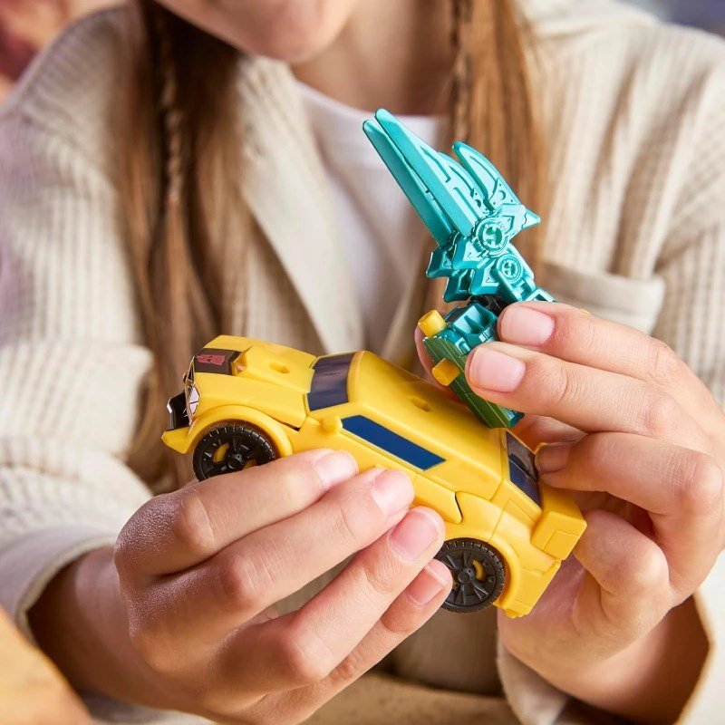 Transformers Cyberworld Armored Cyber Change Bumblebee - Roket Oyuncak